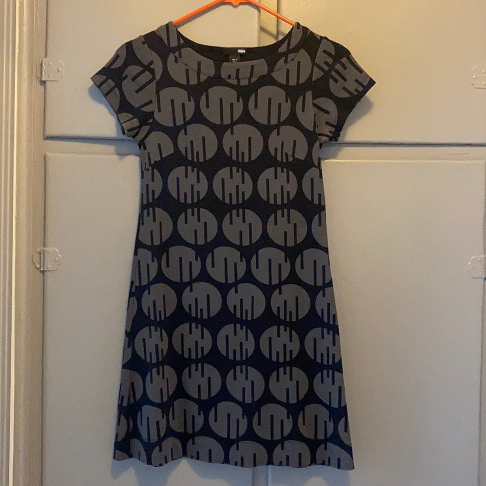 Black and gray circle pattern dress